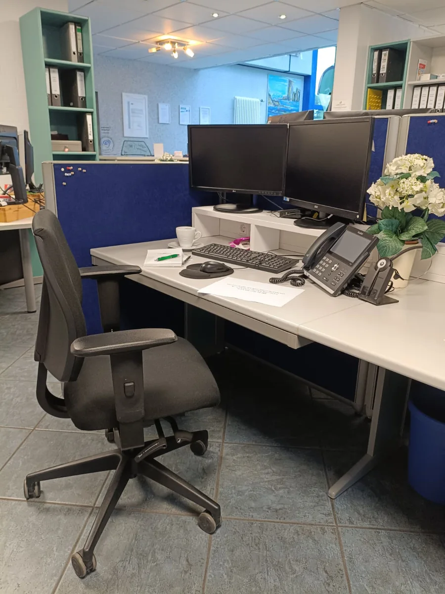 Arbeitsplatz im Büro von Autoglas Laakmann