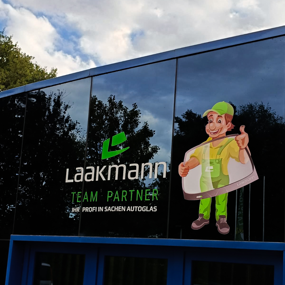 Laakmann Team Partner mit Fahrzeugglas-Motiv