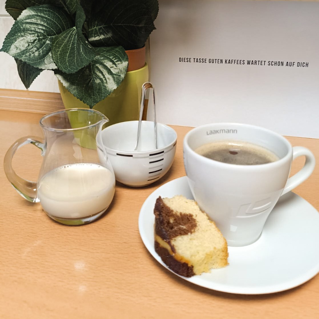 Kaffee und Kuchen im Büro