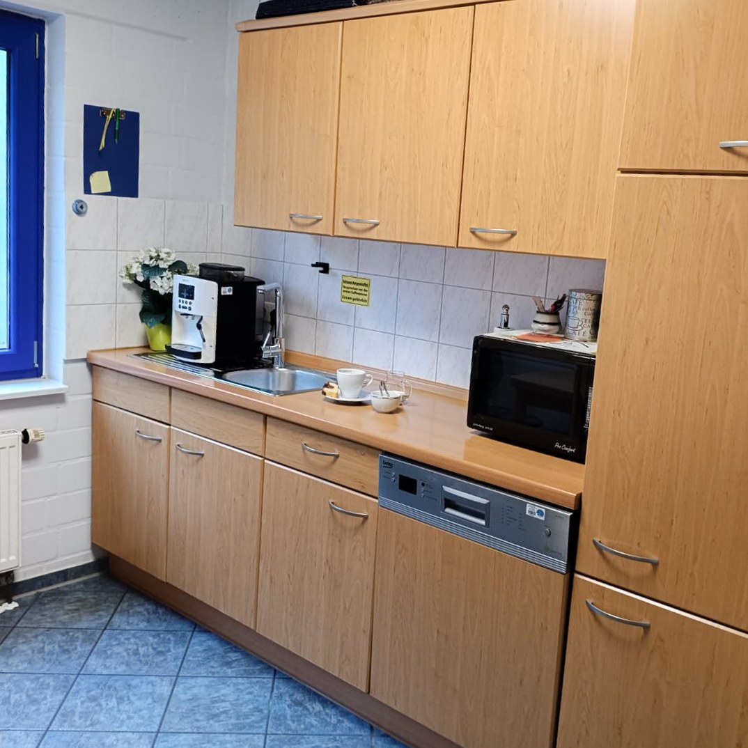 Küche und Aufenthaltsbereich im Büro